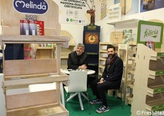 Luigi Cataldi (salesmanager) en Sergio Dipalma (marketingmanager) van Eurosud Cataldi uit Gravina, in de provincie Bari. Een jong en ambitieus bedrijf met een ervaren team dat gespecialiseerd is in staande displays, toonbankdisplays en houten, plexiglas en forex objecten.