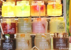 "We bieden een selectie van authentieke Italiaanse producten, van honing en spreads tot risotto's en specerijen, die de smaak van Italië naar je tafel brengen, waar je ook bent", meldt Casa Folino.