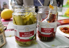 De pickles worden gemaakt met extra vergine olijfolie van Italiaanse oorsprong. Daarnaast ook Calabrische chilipepers, zongedroogde tomaten, aubergines en olijven.