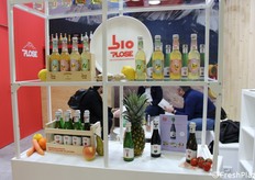 Plose water, BioPlose sappen en nectars, Tea Collection, BioPlose bruisende dranken en Plose Vintage drinks. De tomatensap is een klein meesterwerk van eenvoud: 100% biologische tomaat en een snufje zout voor een drankervaring met een onmiskenbare mediterrane smaak. De granaatappelnectar bevat alleen biologisch geteeld fruit om de natuurlijke eigenschappen zo intact mogelijk te houden en bevat geen conserveringsmiddelen of kleurstoffen.