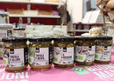 De eigen biologische verwerkte champignonproducten van het bedrijf.