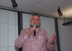 "Peter Klapwijk teelt jaarrond trostomaten. Hij plant twee keer per jaar en oogst 90 kg per m2. Probleem is: hoe benaderen we de consument met deze "electriciteitstomaat"?"