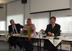 De sprekers en voorzitter beantwoorden de vragen die dhr H. van der Zande aan het publiek stelt.