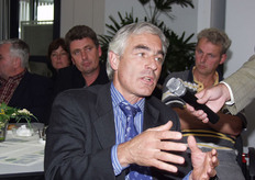 "Dhr Gerritse van het Productschap Tuinbouw: "Met belichten krijgt de sector weer een imagoprobleem. Er moet openheid naar de consument komen en wij moeten subtieler te werk gaan dan in het verleden."