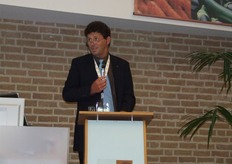 Ron de Greeff, voorzitter van Handelsvereniging Zon heet aanwezigen welkom op eerste Zon Asperge Kennisdag