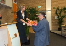 Danielle (Aqui) overhandigt geschenk aan Pieter