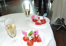 Iedereen ontving een bordje met stukje tomaat. Allemaal hadden die hun eigen uitgesproken smaak.