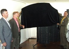 De naam wordt onthuld door de leden.