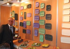 Karel Jansen van Omnipac bij de vele soorten pulp verpakkingen