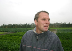 Proefveldcoördinator Arno van Oers en zijn collega's leiden iedereen op afspraak rond.