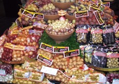 Uien en aardappelen in verschillende kleinverpakkingen