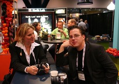 Carolien Bierens en Lody van Berkel. Op de achtergrond slurpt Robbert van de Berg (TNI) aan zijn koffie