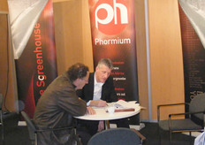 Mark Staring van Bonar is druk in gesprek.