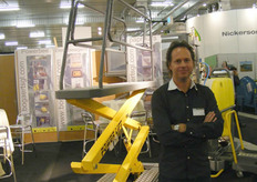 Hans Fakkert van Bogaerts staat voor de nieuwe gewasverzorgingswagen. Deze heft met een electromotor en is daardoor snel en onderhoudsvrijer.