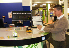 Paul van Gils van Nic Sosef is aan het oefenen voor de heftruckrace. Samen met Haifa hebben ze dit georganiseerd.