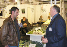 Henri van der Steen van Syngenta in gesprek met een teler op de beurs.