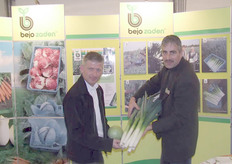 Perry Kuilboer en Robert Schilder tonen de nieuwe prei- en koolrassen van Bejo Zaden.