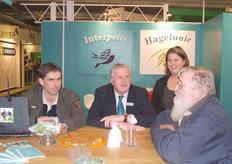 Henk Deenen van Interpolis met klanten in gesprek.