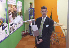 Gerard Buitelaar van Horticoop toont noviteiten.