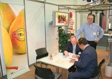 Wim van de n Burg van Van Amerongen in druk overleg met een klant. Rob Veltman houdt de wacht