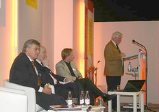 Walter, Herman en Rico luisteren aandachtig naar wat Cees te vertellen heeft