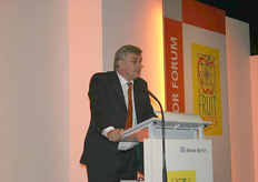 "Walter Vroegop, een specialist op het gebied van Zuid-Afrikaans citrus, benadrukte dat er een verschuiving plaatsvindt in de export van Zuid-Afrikaans citrus. "Er komt procentueel gezien steeds minder Zuid-Afrikaans citrus naar Europa en dit bemoeilijkt de consumptie natuurlijk", zei Walter Vroegop."