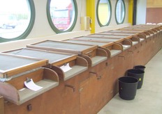 Een ouderwetse, zeer efficiënte droogkamer. Onder het gaas liggen zakken met zaden, waar de wind langsstroopt.