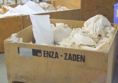 De zakken zaad liggen klaar om kleinverpakt te worden.