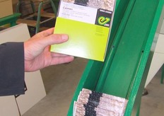 De zaden worden nauwkeurig geteld. Enza Zaden levert ook mondjesmaat aan verzendhandelaren die de consumentenmarkt beleveren.