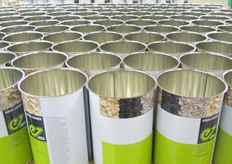 Lege blikken wachten om gevuld te worden met zaad.