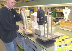 De blikken worden gedekseld en kunnen nu heel de wereld over.