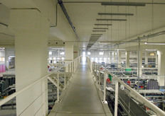 Loopbrug om te voorkomen dat er onbevoegden op de werkvloer zelf komen. Dit alles met het oog op de voedselveiligheid.