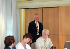 Piet Zwinkels kwam iets later... Ongeveer de helft van de deelnemers aan de handelsmissie was naar de reünie gekomen en de rest had andere verplichtingen.