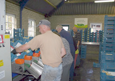 Deze dagen begint Walter Gubbels om 6.00 uur 's ochtends met een team van familie, vrienden en seizoensarbeiders met het verpakken van asperges.