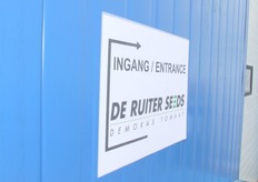 De ingang van de Demokas