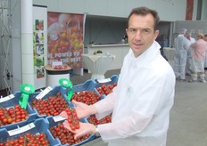 Eric Egberts toont de 'Juanita', een fijne troscherrytomaat met een mooie rode kleur.