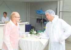 Joop Verhoeven van De Ruiter Seeds (links)in gesprek met een bezoeker.