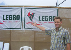 Arjan van Leest prijst zijn product aan.