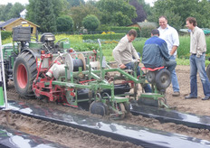Alles in een werkgang, ontsmetten, kunstmest injecteren, gietslang en folie leggen op ruggen.