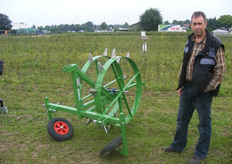Corné Bastiaansen bij plantgatenprikker door plastic.