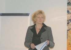 "Presentatie van Meiny Prins, Priva "Gesprekken met Tesco over demo-schap voor transparante supermarktinformatie" Meiny Prins van Priva besprak enkele belangrijke trends aan die belangrijk zijn in de wereld van voedselproductie. "Iedere keer bepalen omgevingsfactoren wanneer we gaan innoveren. Water wordt kostbaarder, energieproblemen worden groter, alles draait om voedsel, globalisering wordt regionalisering en internet wordt de belangrijkste vorm van informatie." Priva wil een proefproject opstarten waarbij de geconditioneerde omgeving van de teelt zo optimaal mogelijk wordt voortgezet in de keten waarbij tevens toegevoegde waarde gecreëerd wordt voor zowel teler, supermarkt als consument. Dit project gaat Priva proberen in te zetten bij Tesco om de supermarktinformatie transparant te maken. Haar lezing kun je vinden onder video"