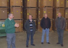 Hoofd bewerking Nico Landsman van Nickerson-Zwaan leidde de deelnemers rond door de afdeling zaadbewerking en het pakhuis. Jan Boone (Bowa), André Boot (Nickerson-Zwaan) en Frans van den Berge(Wiskerke Onions) luisteren aandachtig.