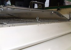 De zaden worden op grootte geselecteerd in de calibreermachine, waarbij de grofste en kleinste fracties worden weggegooid en de middelste drie fracties overblijven.