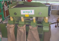 Het zaad wordt op soortelijk gewicht gesorteerd op de 'SG-tafel'