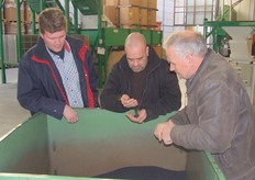 Ronald van der Maas, André Boot en Frans van den Berge beoordelen het zaad
