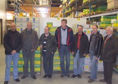 Verschillende uientelers en handelaren gaven hun visitekaartje op het gebied van vakmanschap af door het aantal zaden te raden in de stand van Nickerson-Zwaan tijdens de landelijke Uiendag in Colijnsplaat. Daarom werden ze getrakteerd op 1 hectare zaad van het ras Centro én een rondleiding door het veredelingsbedrijf in Made. Vlnr. Andre Boot (Nickerson-Zwaan), Frans van den Berge (Wiskerke Onions), Jan Boone (Bowa), uienteler Ronald van der Maas, Danny Boogaard uit Kieldrecht (B), Luc Dewinne uit Grauw met z'n vader