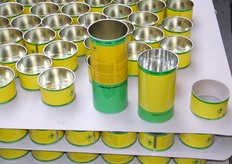Blikken van dezelfde diameter met verschillende hoogtes en materialen. De 'kartonnen' verpakking (rechts) wordt gebruikt voor het bonenzaad.