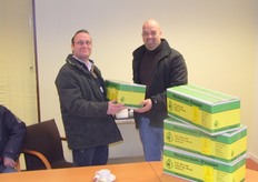 De uitreiking van de prijs. Hier Jan Boone van Bowa