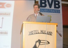 Hans Verhagen, hoofd onderzoek van RHP, controle bureau kwaliteit voor substraten