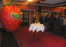 De blikvanger van de hoofdsponsor in de grote zaal